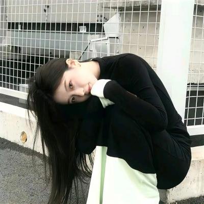 魕